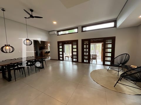 Casa Condomínio com 210m², 4 dormitórios, 4 suítes, 2 vagas, Carmel em Xangri-Lá