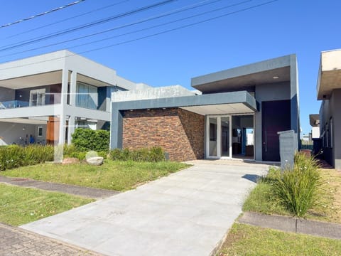 Casa Condomínio com 192m², 4 dormitórios, 4 suítes, 2 vagas, Capão Ilhas Resort em Capão da Canoa