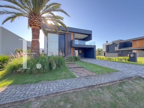 Sobrado com 385m², 4 dormitórios, 4 suítes, 2 vagas, Capão Ilhas Resort em Capão da Canoa