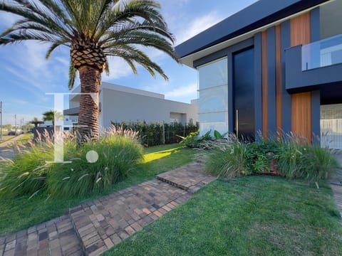 Sobrado com 385m², 4 dormitórios, 4 suítes, 2 vagas, Capão Ilhas Resort em Capão da Canoa