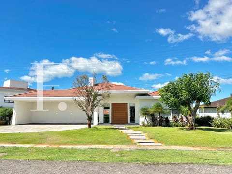 Casa Condomínio com 451m², 5 dormitórios, 5 suítes, 2 vagas, Green Village Golf Club em Xangri-Lá