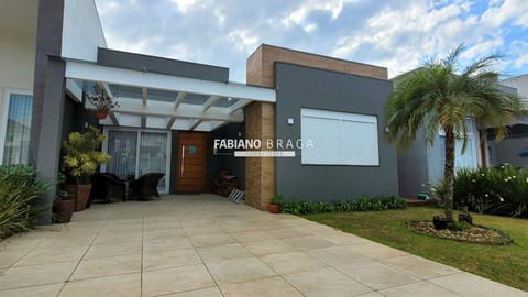 Casa Condomínio com 142m², 3 dormitórios, 3 suítes, 2 vagas, Las Palmas em Xangri-Lá