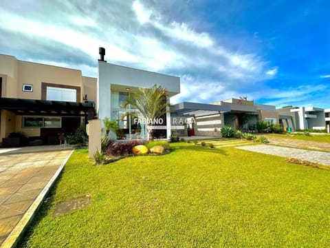 Casa Condomínio com 188m², 4 dormitórios, 4 suítes, 2 vagas, Riviera em Xangri-Lá