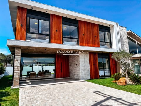 Sobrado com 222m², 4 dormitórios, 4 suítes, Sea Coast em Xangri-Lá
