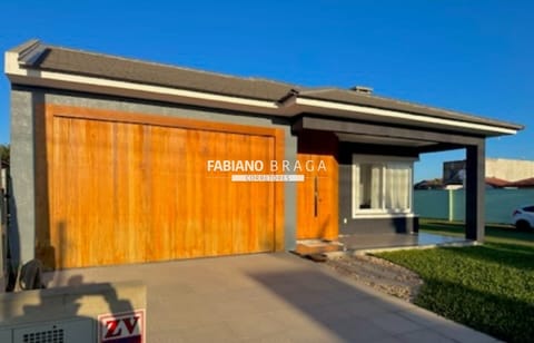 Casa com 154m², 3 dormitórios, 2 suítes, 2 vagas, no bairro Noiva do Mar em Xangri-Lá