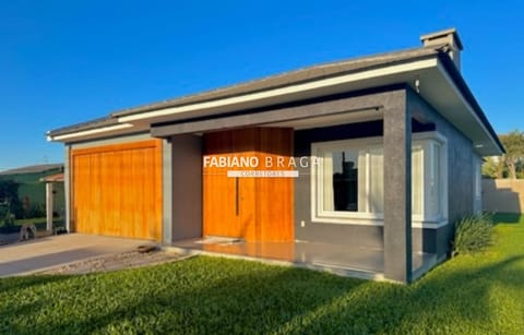 Casa com 154m², 3 dormitórios, 2 suítes, 2 vagas, no bairro Noiva do Mar em Xangri-Lá