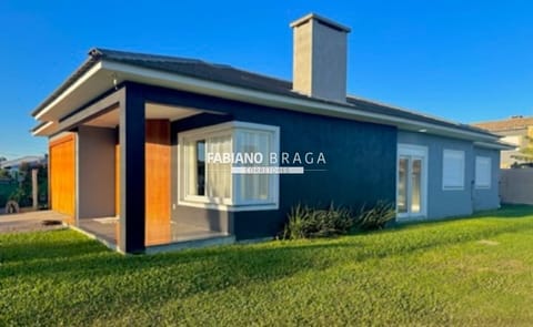 Casa com 154m², 3 dormitórios, 2 suítes, 2 vagas, no bairro Noiva do Mar em Xangri-Lá