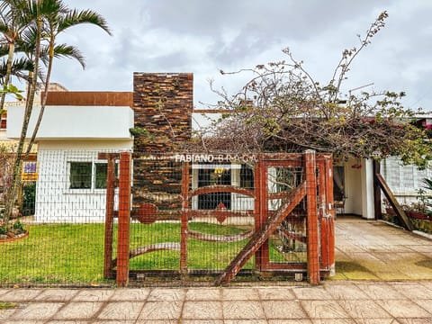 Casa com 143m², 4 dormitórios, 4 suítes, 2 vagas, no bairro Noiva do Mar em Xangri-Lá