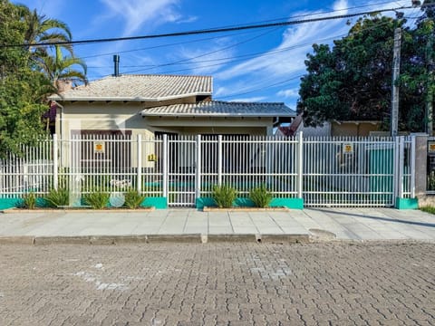 Casa com 187m², 3 dormitórios, 1 suíte, 2 vagas, no bairro Centro em Xangri-Lá