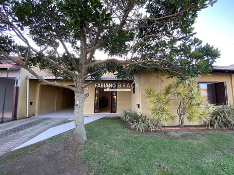 Casa com 250m², 4 dormitórios, 4 suítes, 2 vagas, no bairro Centro em Xangri-Lá
