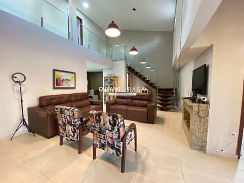 Casa com 250m², 4 dormitórios, 4 suítes, 2 vagas, no bairro Centro em Xangri-Lá