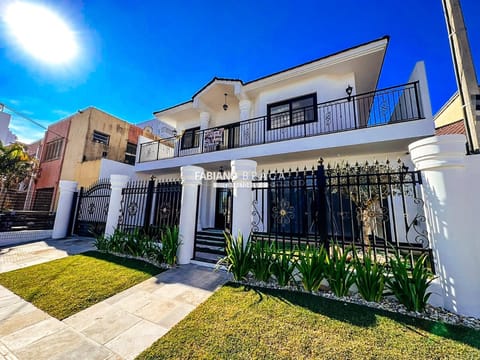 Casa com 469m², 5 dormitórios, 5 suítes, 3 vagas, no bairro Atlântida em Xangri-Lá