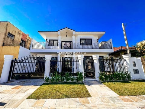 Casa com 469m², 5 dormitórios, 5 suítes, 3 vagas, no bairro Atlântida em Xangri-Lá