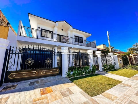 Casa com 469m², 5 dormitórios, 5 suítes, 3 vagas, no bairro Atlântida em Xangri-Lá