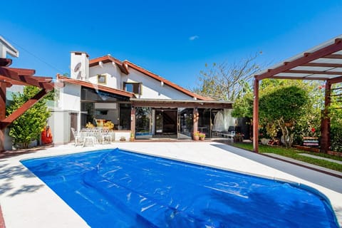 Casa com 113m², 3 dormitórios, 3 suítes, 4 vagas, no bairro Centro em Xangri-Lá
