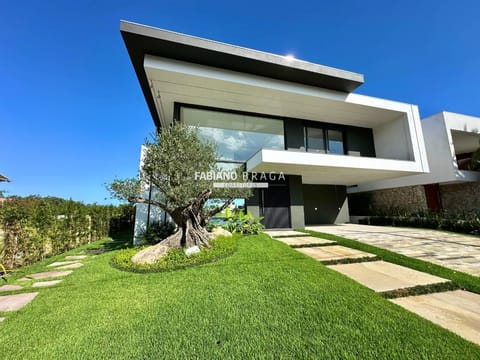 Sobrado com 550m², 5 dormitórios, 5 suítes, 4 vagas, Velas da Marina em Capão da Canoa