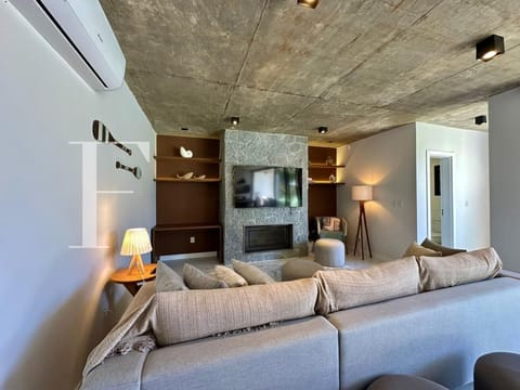 Casa com 210m², 4 dormitórios, 2 suítes, 2 vagas, no bairro Centro em Xangri-Lá