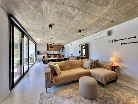 Casa com 210m², 4 dormitórios, 2 suítes, 2 vagas, no bairro Centro em Xangri-Lá