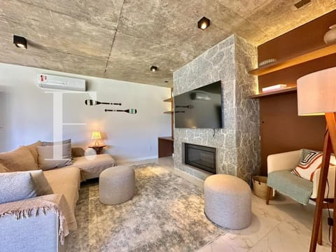 Casa com 210m², 4 dormitórios, 2 suítes, 2 vagas, no bairro Centro em Xangri-Lá