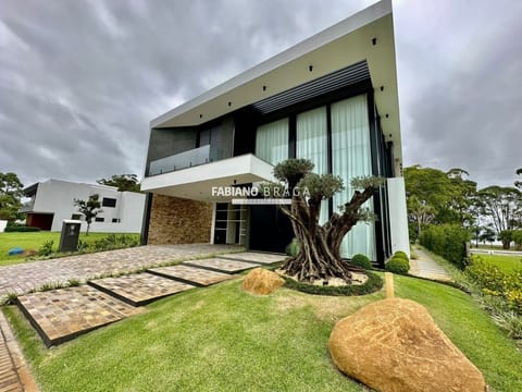 Sobrado com 420m², 5 dormitórios, 5 suítes, 3 vagas, Velas da Marina em Capão da Canoa