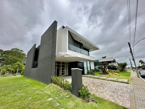 Sobrado com 420m², 5 dormitórios, 5 suítes, 3 vagas, Velas da Marina em Capão da Canoa