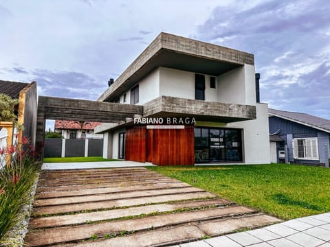 Casa com 260m², 4 dormitórios, 4 suítes, no bairro Atlântida em Xangri-Lá