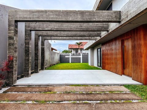 Casa com 260m², 4 dormitórios, 4 suítes, no bairro Atlântida em Xangri-Lá