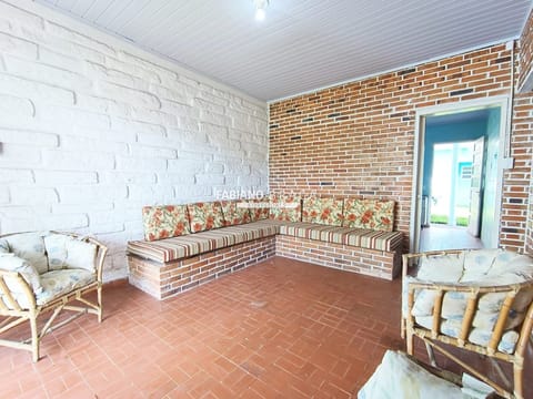 Casa com 211m², 4 dormitórios, 1 suíte, 2 vagas, no bairro Centro em Xangri-Lá
