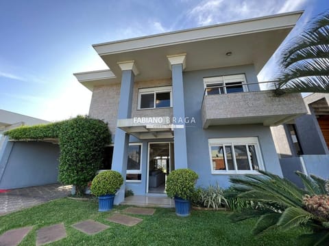 Sobrado com 300m², 5 dormitórios, 3 suítes, 2 vagas, Riviera em Xangri-Lá
