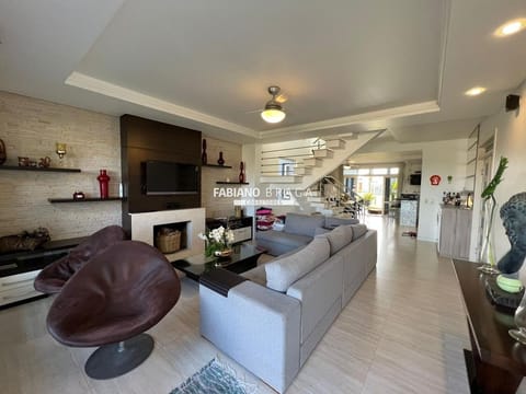 Sobrado com 300m², 5 dormitórios, 3 suítes, 2 vagas, Riviera em Xangri-Lá