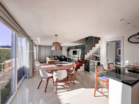 Sobrado com 151m², 3 dormitórios, 3 suítes, 2 vagas, One Atlântida Houses em Xangri-Lá