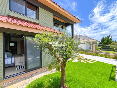 Casa com 243m², 4 dormitórios, 2 suítes, 2 vagas, no bairro Centro em Xangri-Lá