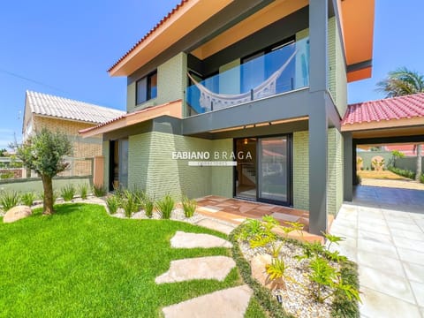 Casa com 243m², 4 dormitórios, 2 suítes, 2 vagas, no bairro Centro em Xangri-Lá