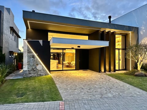 Casa Condomínio com 240m², 4 dormitórios, 4 suítes, 2 vagas, Sea Coast em Xangri-Lá