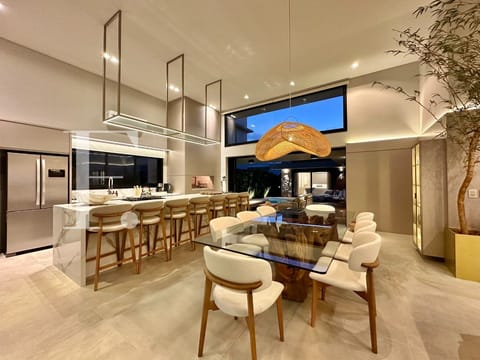 Casa Condomínio com 240m², 4 dormitórios, 4 suítes, 2 vagas, Sea Coast em Xangri-Lá