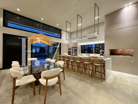 Casa Condomínio com 240m², 4 dormitórios, 4 suítes, 2 vagas, Sea Coast em Xangri-Lá