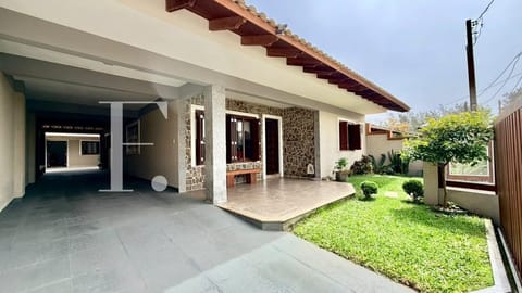 Casa com 215m², 4 dormitórios, 2 suítes, 5 vagas, no bairro Centro em Xangri-Lá