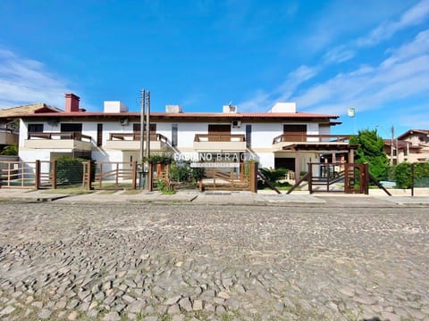 Casa com 119m², 3 dormitórios, 1 suíte, no bairro Centro em Xangri-Lá