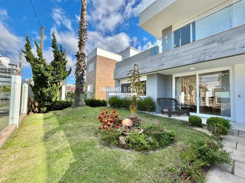Casa com 380m², 5 dormitórios, 5 suítes, no bairro Atlântida em Xangri-Lá