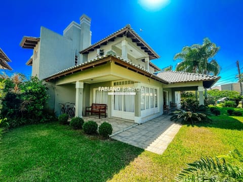 Sobrado com 425m², 4 dormitórios, 4 suítes, 2 vagas, Atlântida Lagos Park em Xangri-Lá