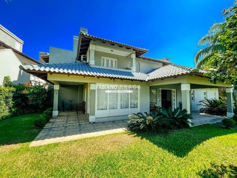 Sobrado com 425m², 4 dormitórios, 4 suítes, 2 vagas, Atlântida Lagos Park em Xangri-Lá