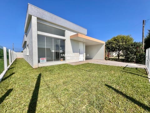Casa com 146m², 3 dormitórios, 1 suíte, 2 vagas, no bairro Noiva do Mar em Xangri-Lá