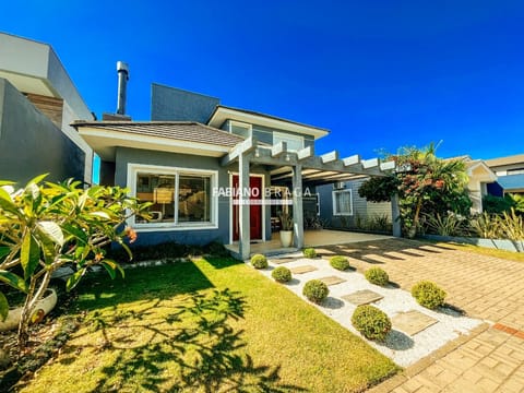 Sobrado com 220m², 4 dormitórios, 2 suítes, 2 vagas, Sea Coast em Xangri-Lá