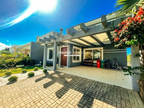 Sobrado com 220m², 4 dormitórios, 2 suítes, 2 vagas, Sea Coast em Xangri-Lá
