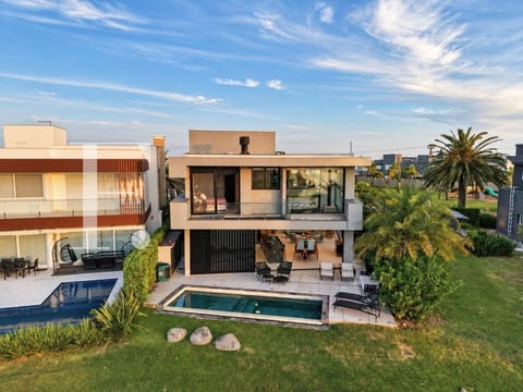 Sobrado com 346m², 5 dormitórios, 5 suítes, 2 vagas, Enseada Lagos em Xangri-Lá