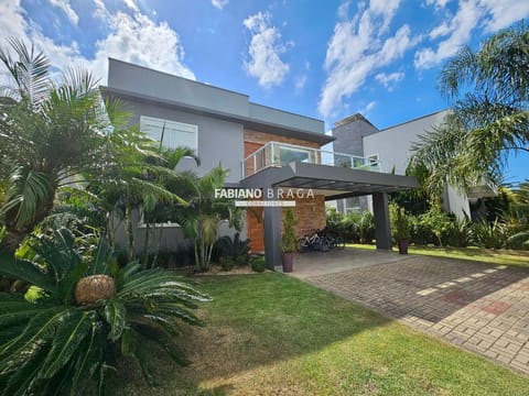 Sobrado com 248m², 3 dormitórios, 1 suíte, 2 vagas, Sea Coast em Xangri-Lá