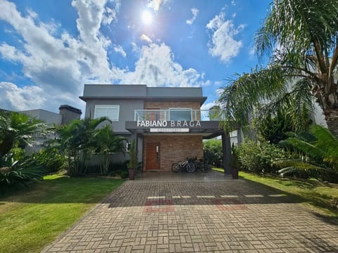 Sobrado com 248m², 3 dormitórios, 1 suíte, 2 vagas, Sea Coast em Xangri-Lá