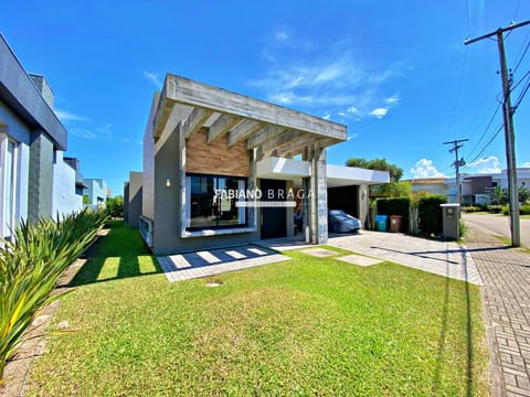 Casa Condomínio com 196m², 4 dormitórios, 4 suítes, 2 vagas, Sea Coast em Xangri-Lá