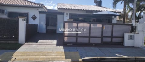 Casa com 390m², 3 dormitórios, 1 suíte, no bairro Centro em Xangri-Lá