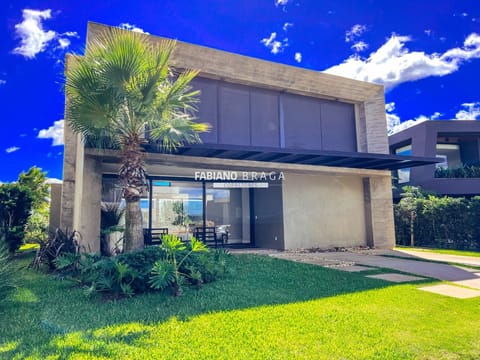 Sobrado com 300m², 4 dormitórios, 3 suítes, 2 vagas, Celebration em Xangri-Lá